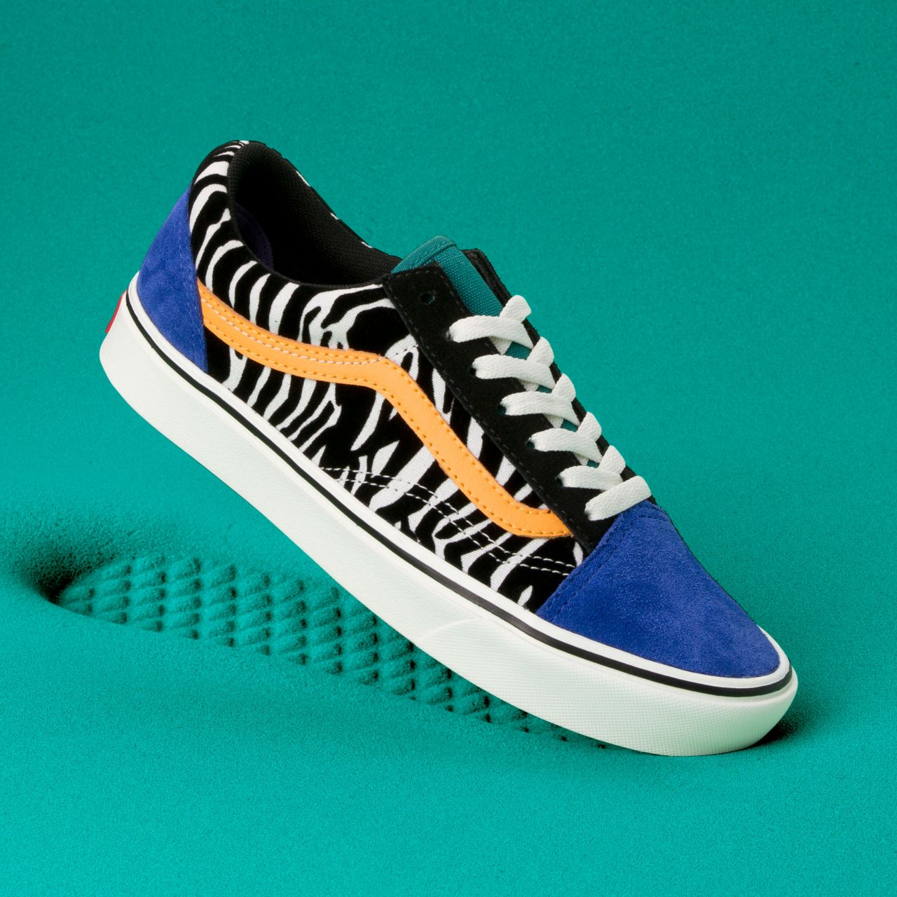 Vans Zebra ComfyCush Old Skool Classic Womens - (Zebra) Tidepool/Surf the web VN0A3WMAVWT Shoes